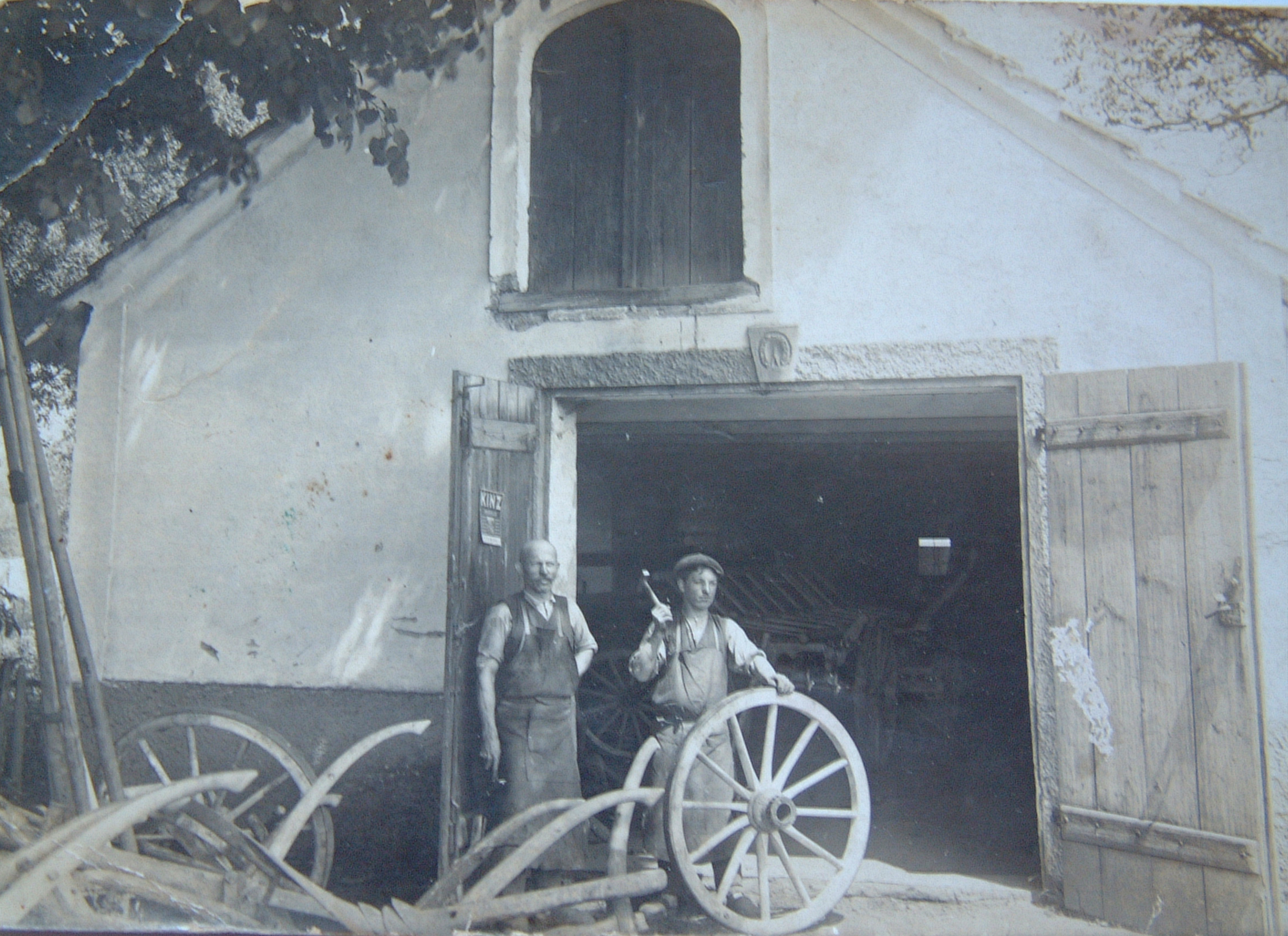 Ulrich Grabmair an der Stanzmaschine.